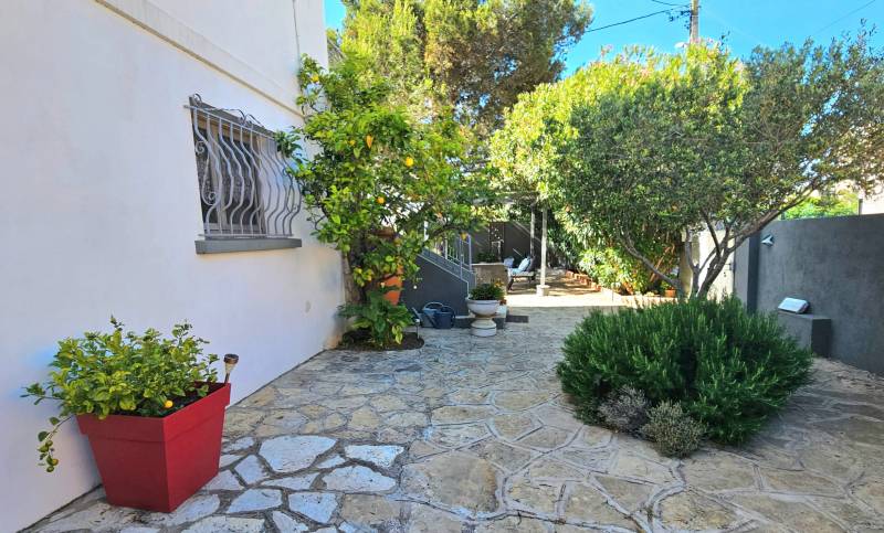 MAISON INDÉPENDANTE DIVISÉE EN DEUX APPARTEMENTS AVEC PISCINE ET GARAGE À VENDRE QUARTIER PAS DU LOUP À LA SEYNE-SUR-MER