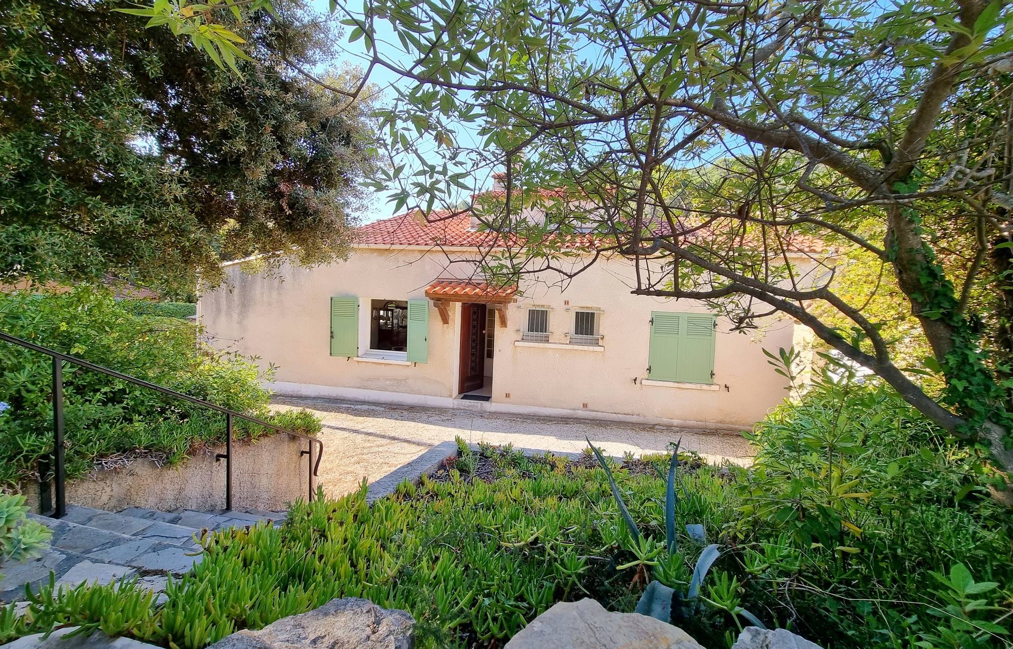 Maison blottie contre la colline de Cap Sicié, à deux minutes à pied des plages