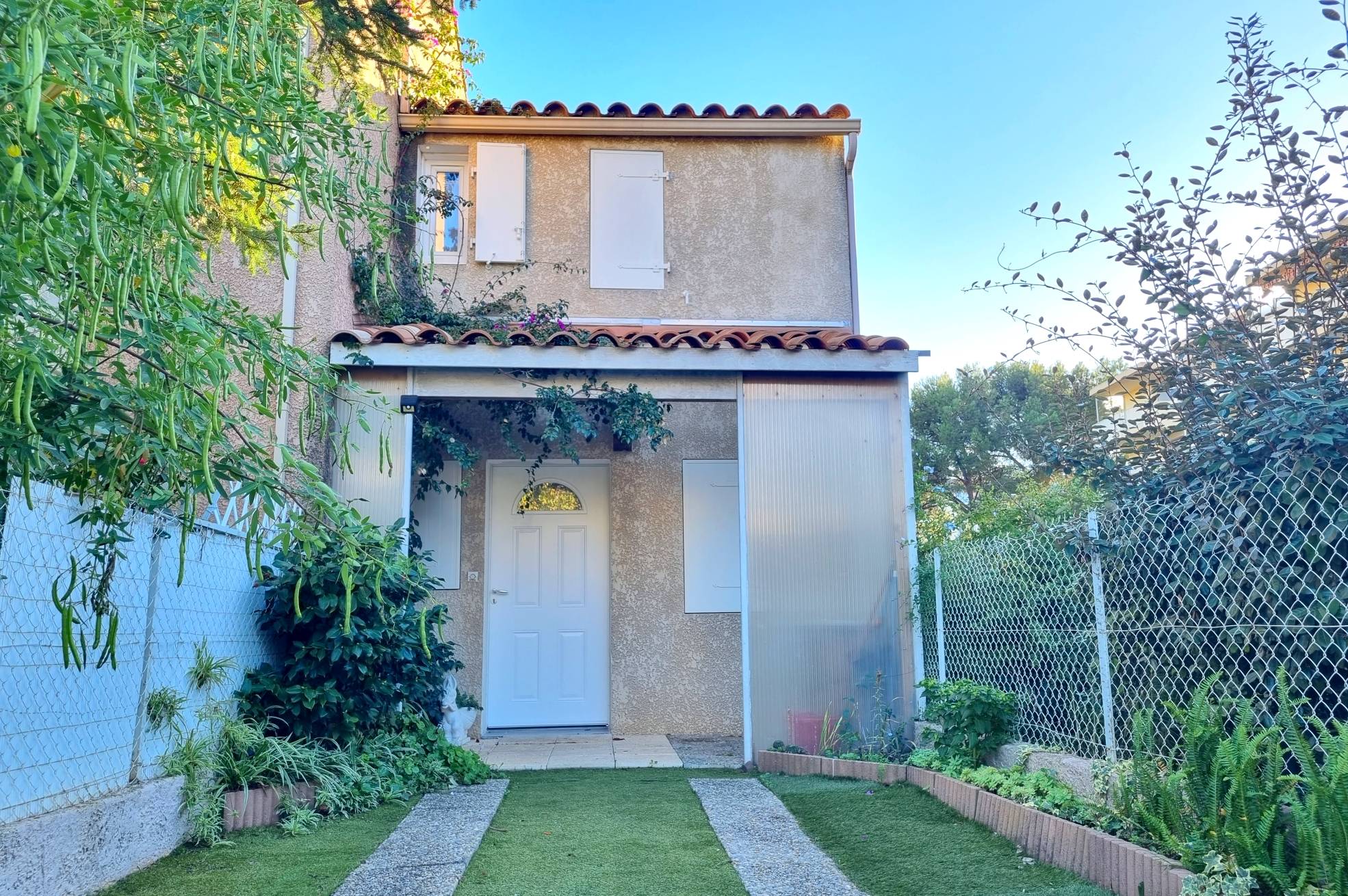 Maison 3 façades avec jardin et parking privatif à vendre dans le quartier de Mar Vivo