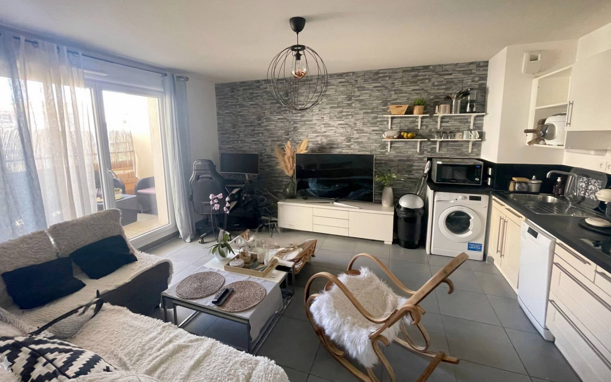 Appartement avec cuisine américaine équipée à vendre dans une résidence contemporaine avec ascenseur