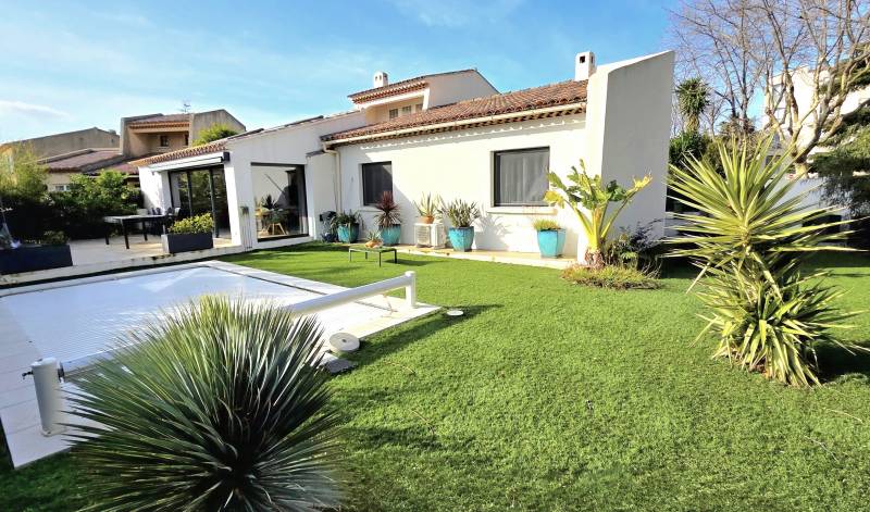 Propriété de charme des années 70 modernisée avec piscine et garage à vendre à Pin Rolland, Saint-Mandrier