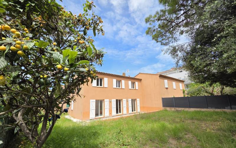 Maison 5 pièces moderne avec garage et jardin à vendre dans le quartier seynois des Portes Marines