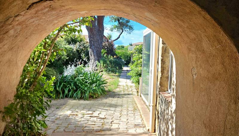 Ce bien atypique vous a été présenté par notre agence immobilière des Sablettes