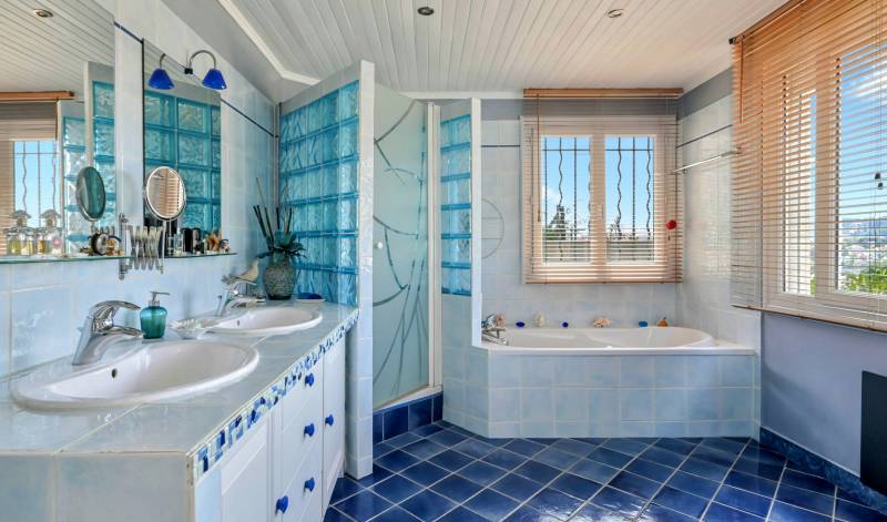 Propriété individuelle avec piscine et jardin à vendre dans la ville côtière de La Seyne