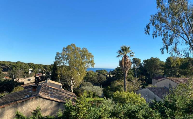 A vendre Chemin de Fabrégas un appartement 2 pièces rénové avec vue mer à vendre par notre agence immobilière