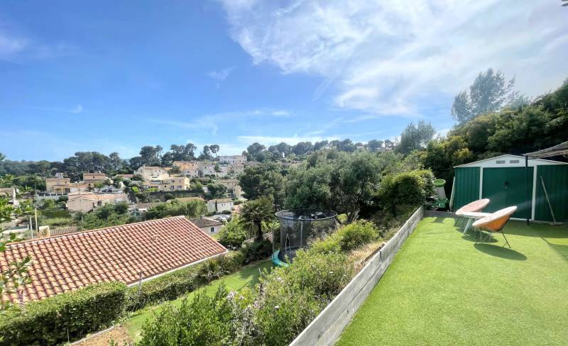 Maison traditionnelle avec un magnifique jardin arboré à vendre Route des Gendarmes d'Ouvéa à La Seyne-sur-Mer