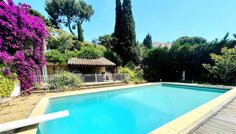 Propriété avec piscine et vue mer à vendre dans le quartier de Coste Chaude à La Seyne