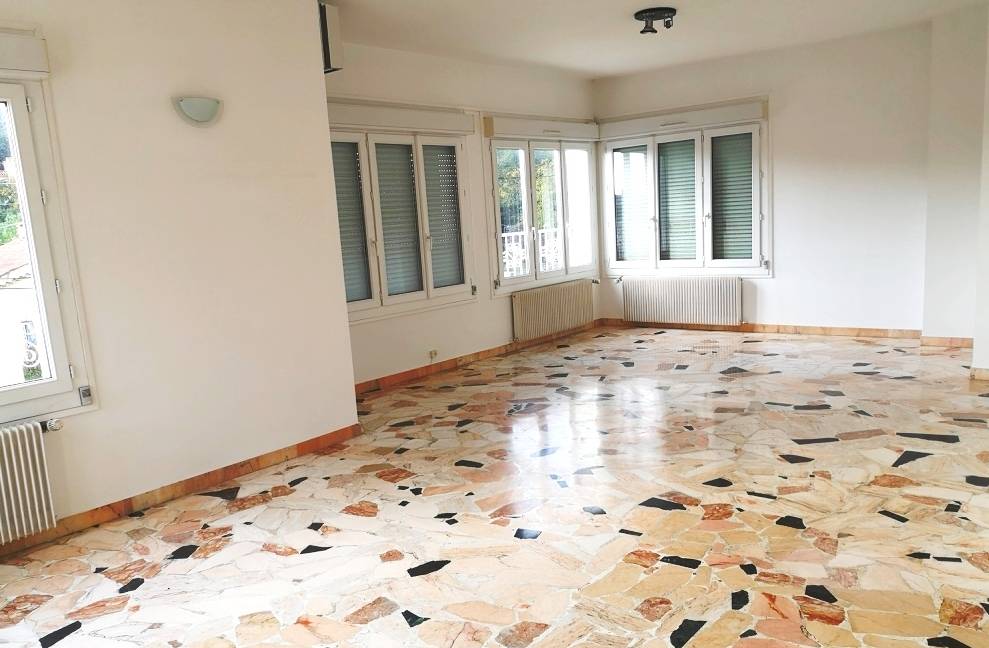 A VENDRE UNE VILLA T8 AVEC TERRAIN ET GARAGE DANS LE QUARTIER DONICARDE A LA SEYNE-SUR-MER 83500