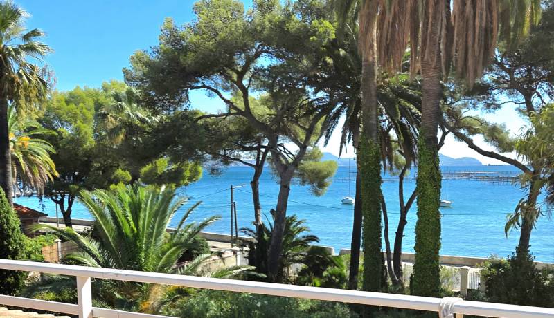 Cette exclusivité offrant une vue à couper sur la Baie du Lazaret est à vendre Rue Raphaël Dubois