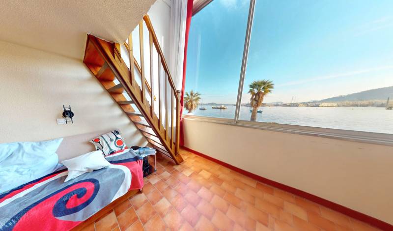 Appartement avec vue mer panoramique à vendre sur le village de Saint-Mandrier