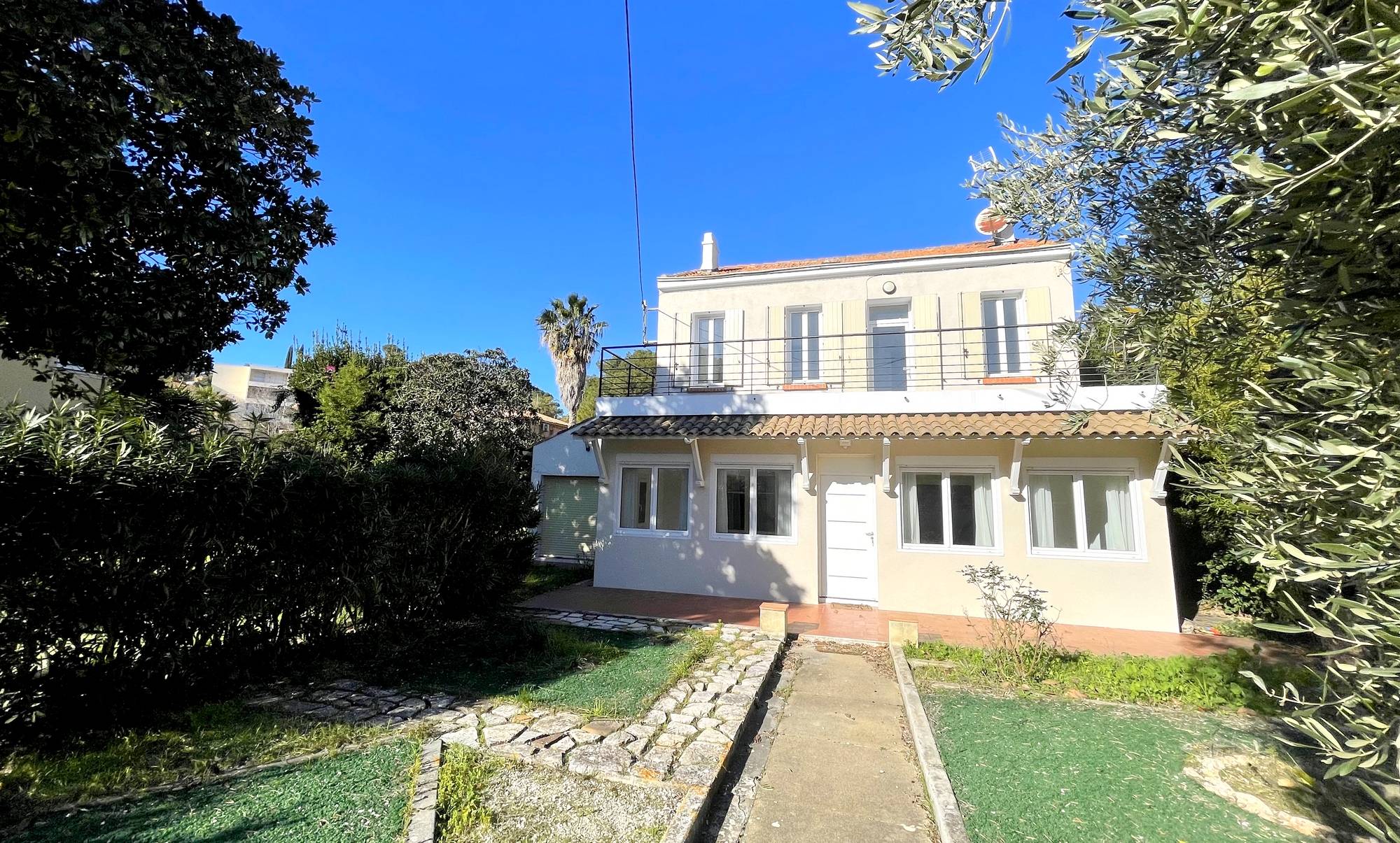 Villa de deux appartements avec parcelle de terrain à vendre à côté de la colline du Fort Napoléon