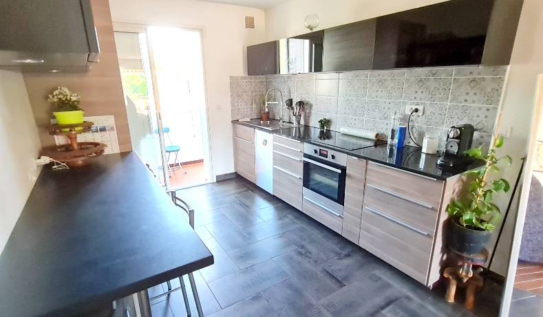 Appartement rénové à vendre dans une résidence sécurisée proche de Porte Marine