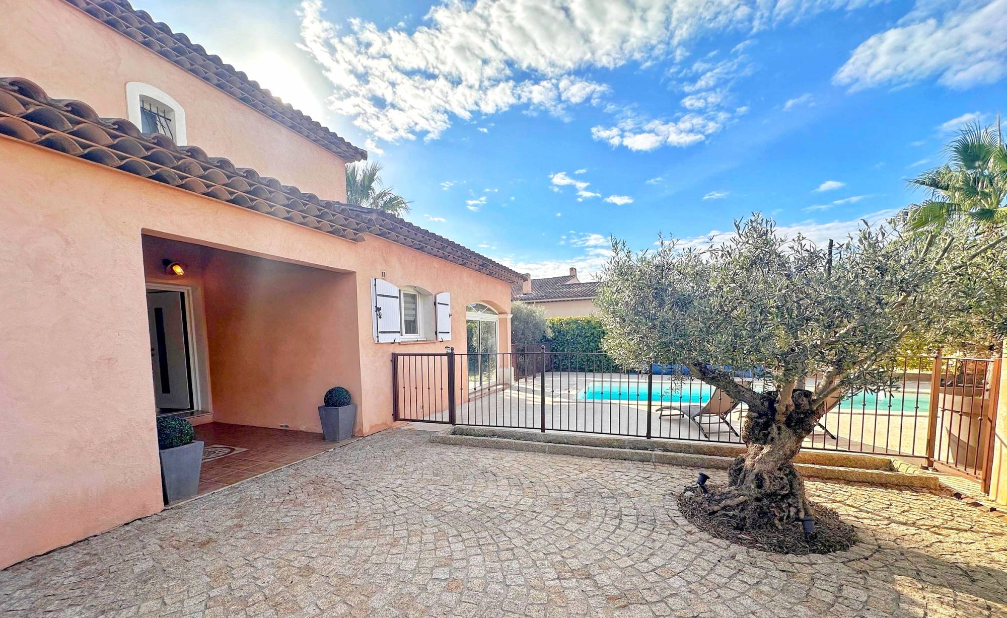 Propriété 6 pièces avec garage à vendre dans un lotissement proche de la forêt de Janas