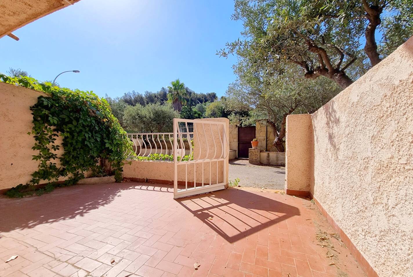 Bas de villa à vendre dans une petite copropriété seynoise