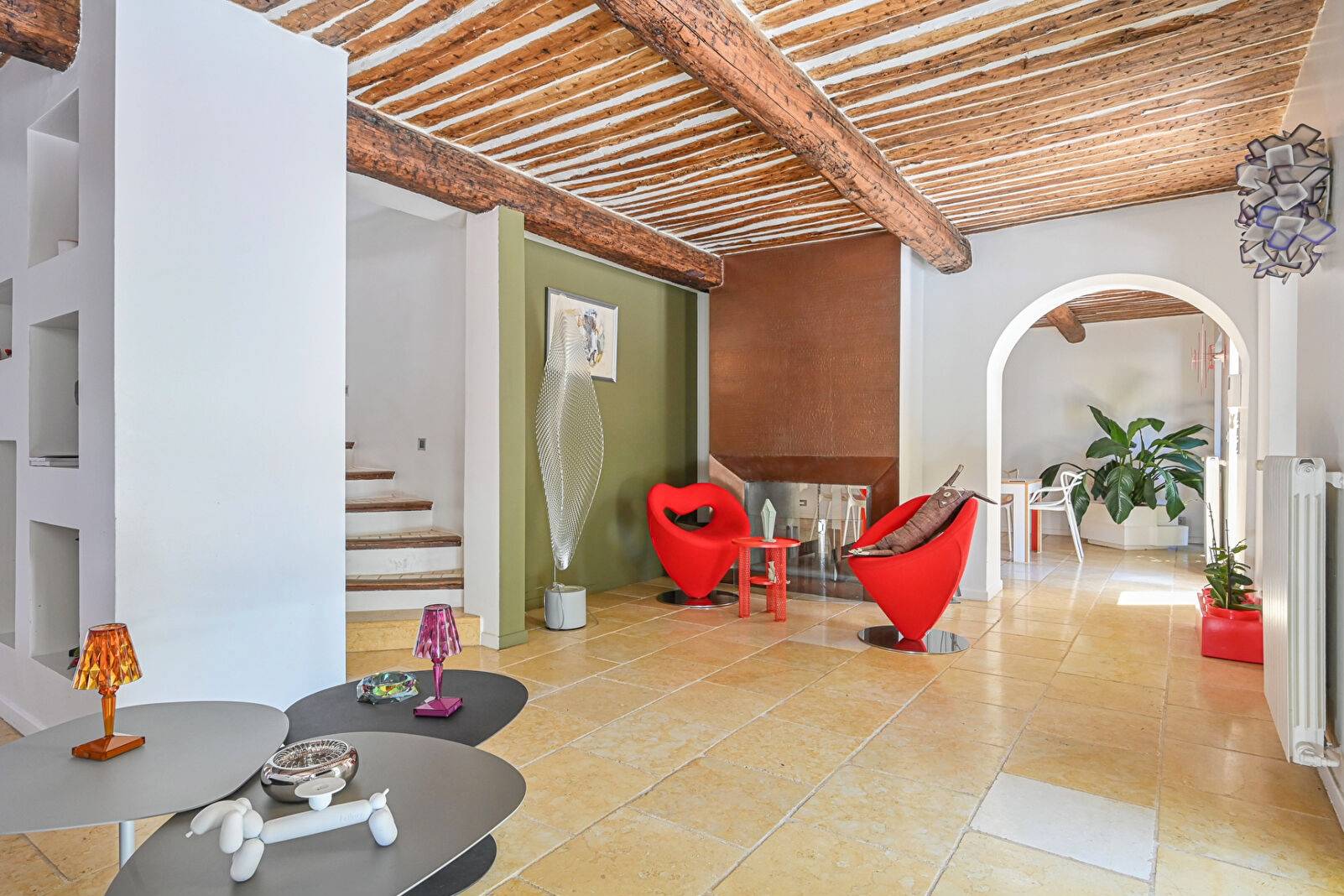 Intérieur d'antan parfumé de prestations contemporaines, avec une qualité supérieure des matériaux utilisés