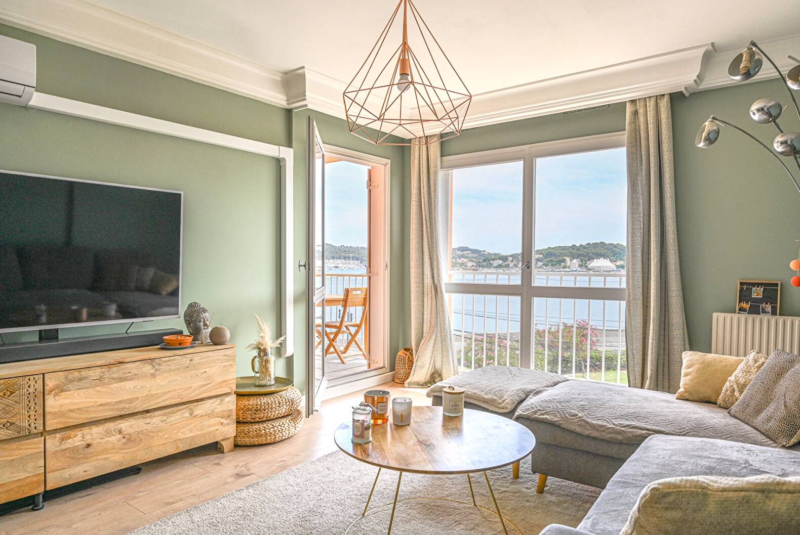 Appartement en duplex avec terrasse à vendre face à la Baie du Lazaret