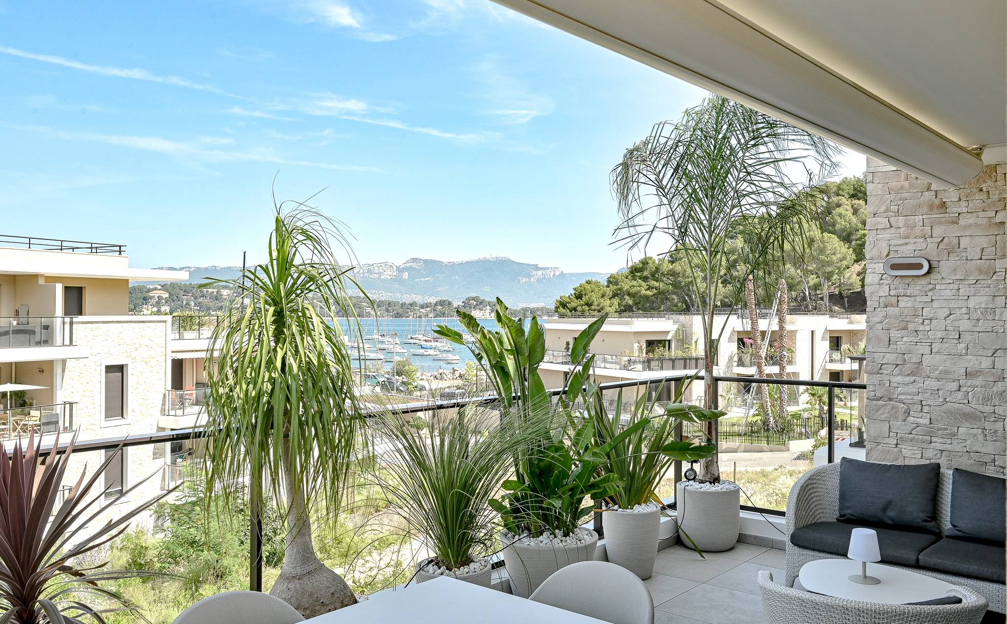 Appartement offrant une superbe vue sur la Baie du Lazaret depuis le Port Pin Rolland