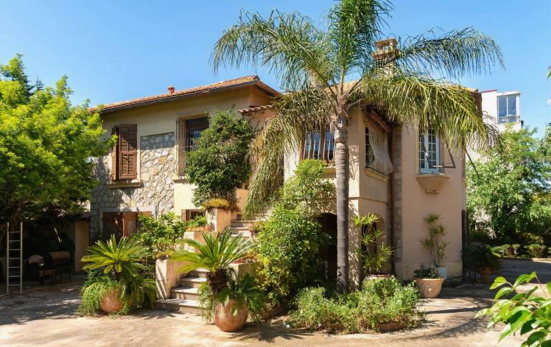 Maison de maître du XXe siècle à vendre dans le quartier emblématique des Sablettes à La Seyne-sur-Mer