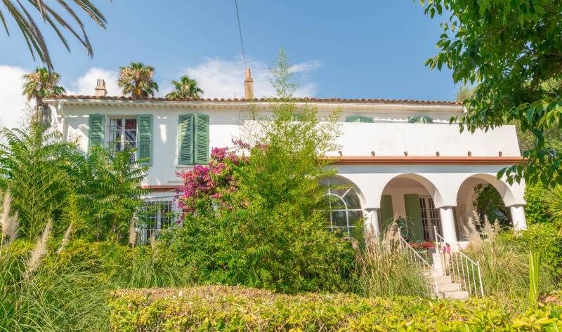 Elégance intemporelle de cette maison de caractère des années 1900 sur la Corniche de Tamaris