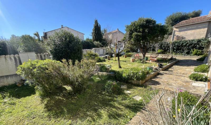 Propriété divisée en 2 appartements, dont un actuellement loué, est à vendre par notre agence immobilière La Seyne