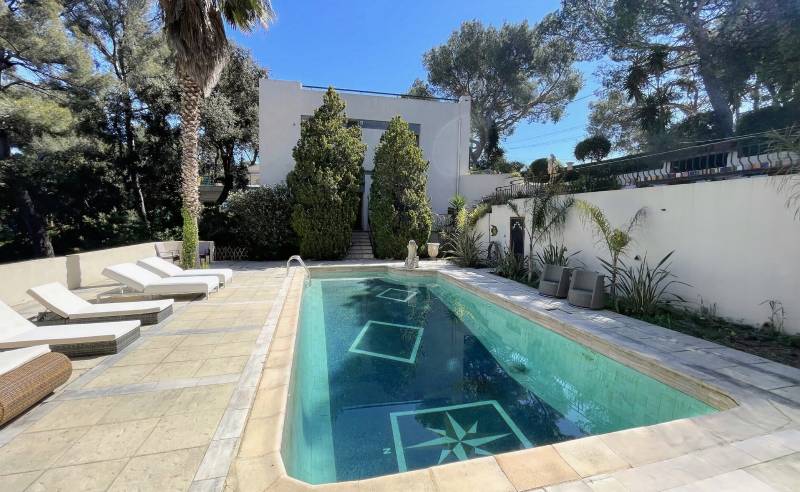 Maison d'architecte avec piscine rectangulaire à vendre sur la Riviera française