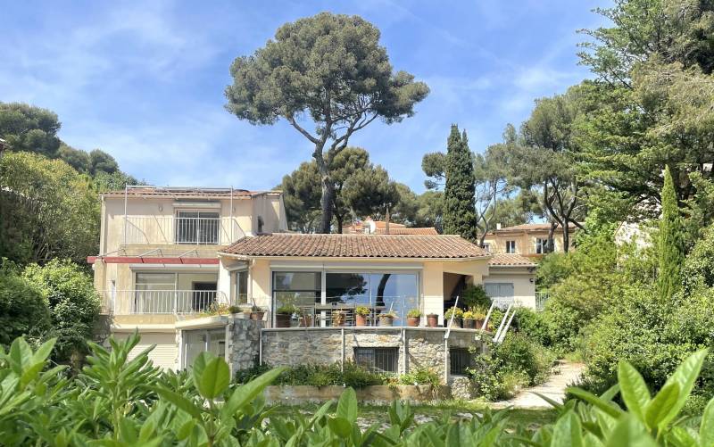 Propriété de caractère pieds dans l'eau à vendre par notre agence immobilière sur le littoral du Var à La Seyne-sur-Mer