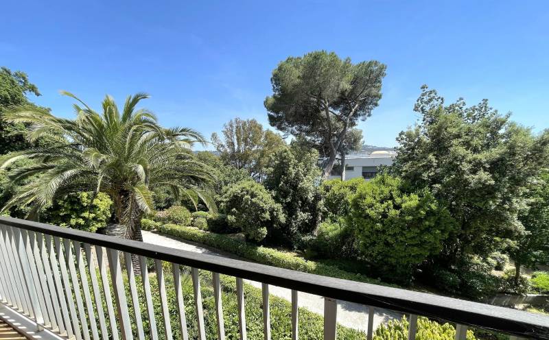 Appartement de type studio rénové avec balcon et parking privatif à vendre dans la résidence 