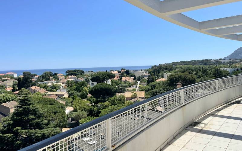 Appartement en dernier étage profitant d'une sublime terrasse et d'un panorama majestueux sur l'horizon marin