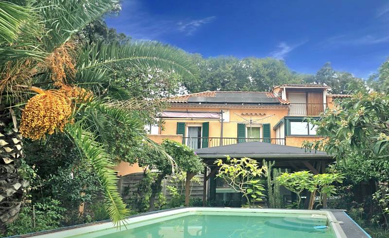 Propriété atypique avec bassin d'agrément, piscine et jardin luxuriant à vendre par agence immobilière à La Seyne-sur-Mer