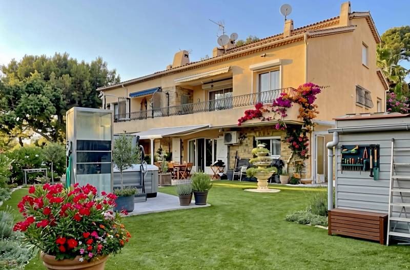 Maison divisée en deux appartements indépendants à vendre par notre agence immobilière secteur de la Donicarde