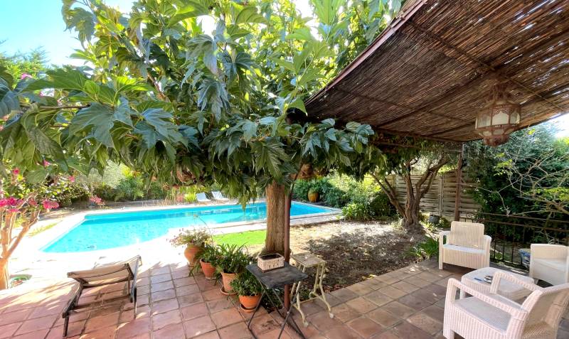 Propriété de plain-pied avec jardin et piscine en vente immobilière Chemin de la Closerie des Lilas