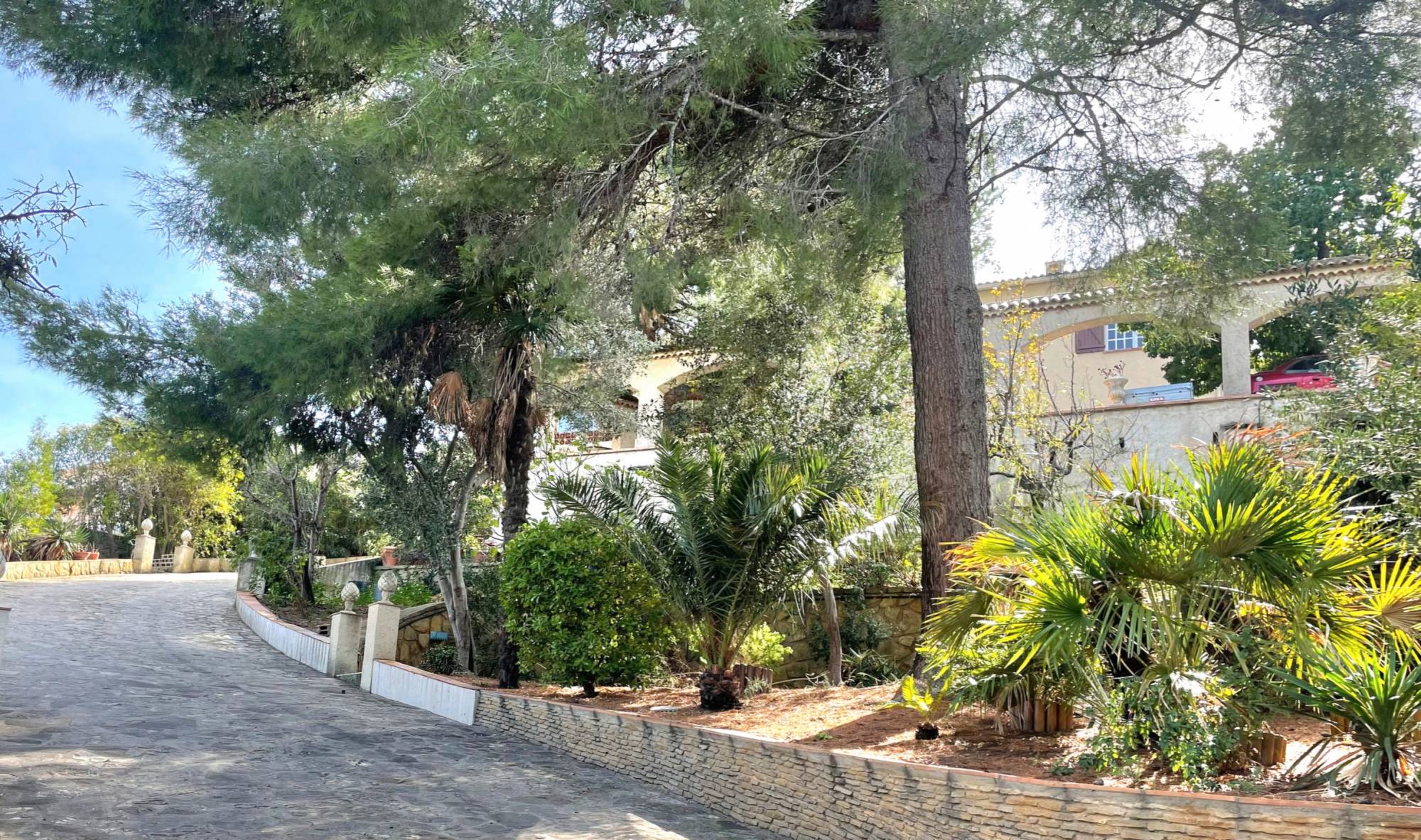 Propriété provençale huit pièces avec jardin arboré à vendre proche Chemin de Daniel