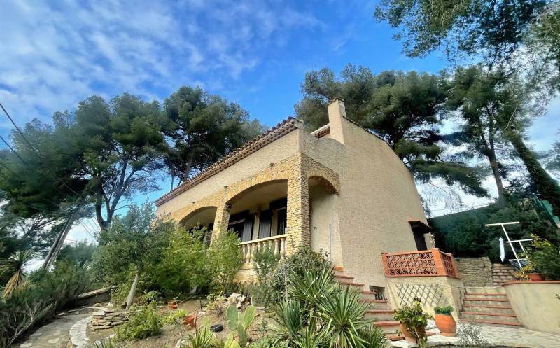 Villa provençale de caractère avec garage double et jardin en restanques à vendre par notre agence immobilière à La Seyne-sur-Mer, secteur Val d'Artaud