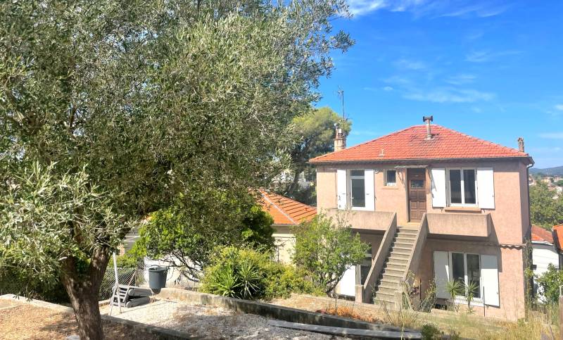 Maison à l'architecture provençale des années 50 à vendre dans le quartier seynois de l'Evescat