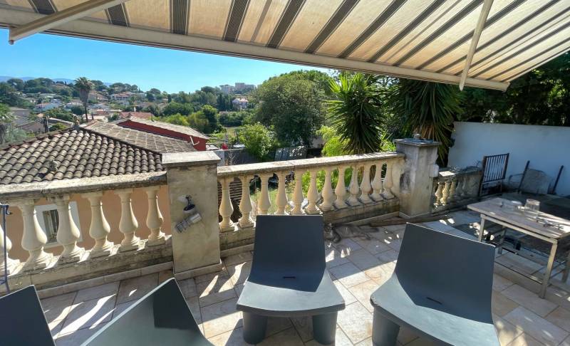 Maison individuelle 8 pièces avec jardin complanté de diverses essences méditerranéennes dans le quartier de la Donicarde