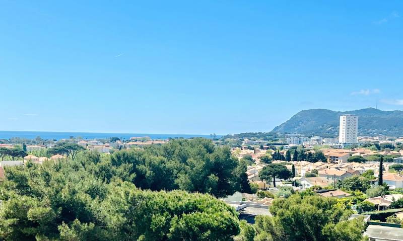 Appartement 2 pièces rénové avec vue mer et terrasse à vendre à La Seyne, Avenue Auguste Plane