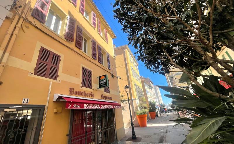 Immeuble de ville des années 30 avec habitation et commerce à vendre à La Seyne-sur-Mer, Rue Cyrus Hugues