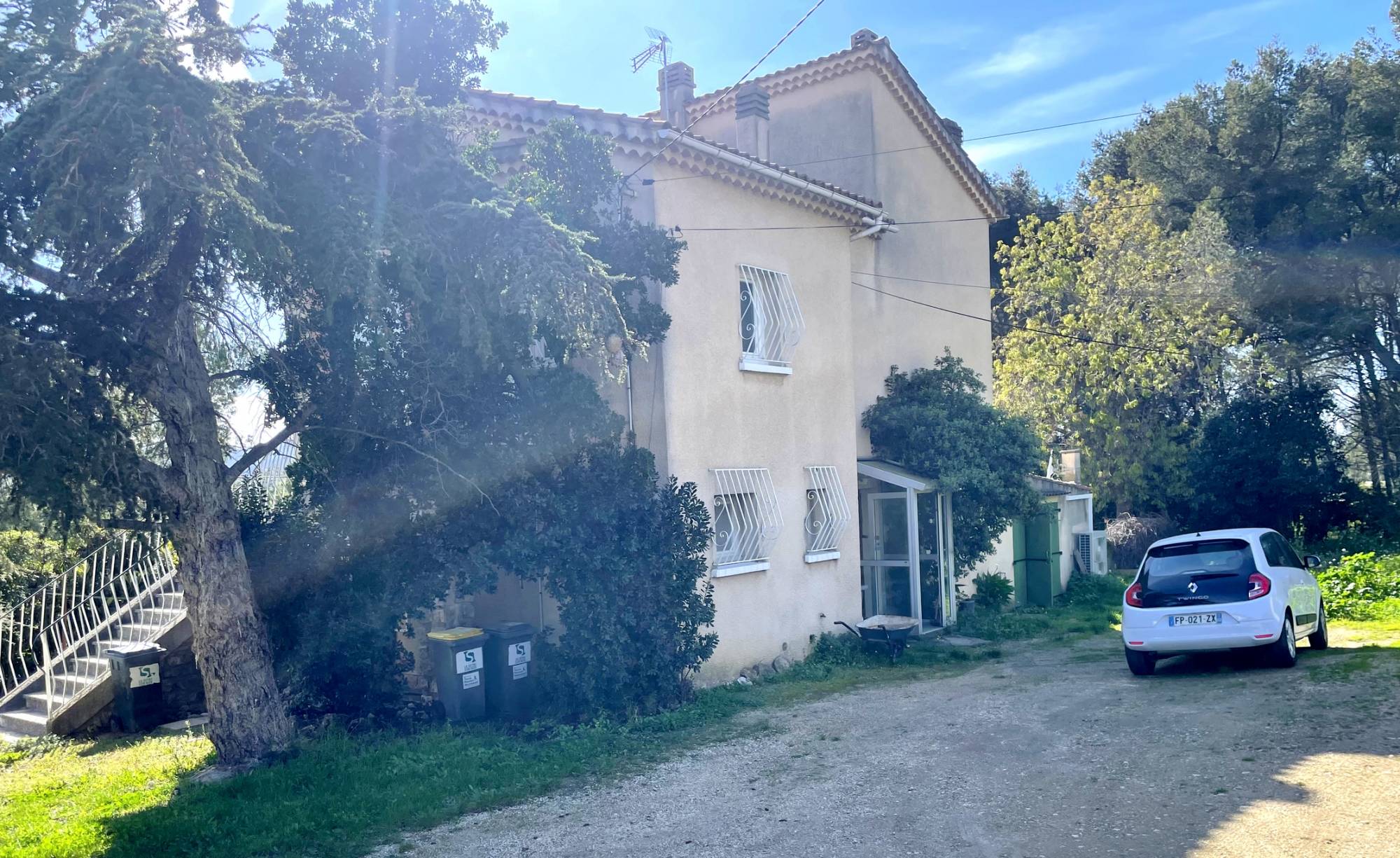 Bas de maison avec garage et jardin à vendre à La Seyne, cadre de campagne