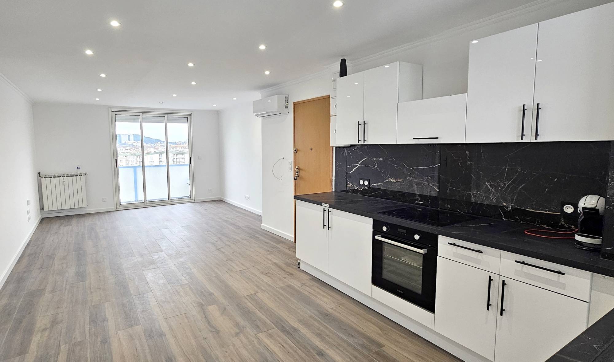 Appartement rénové en dernier étage à vendre à proximité de l'étude notariale Porcel
