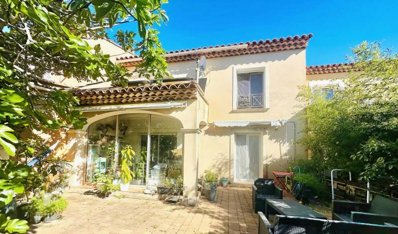 Maison deux façades avec jardin et garage à vendre Route de Janas à La Seyne-sur-Mer