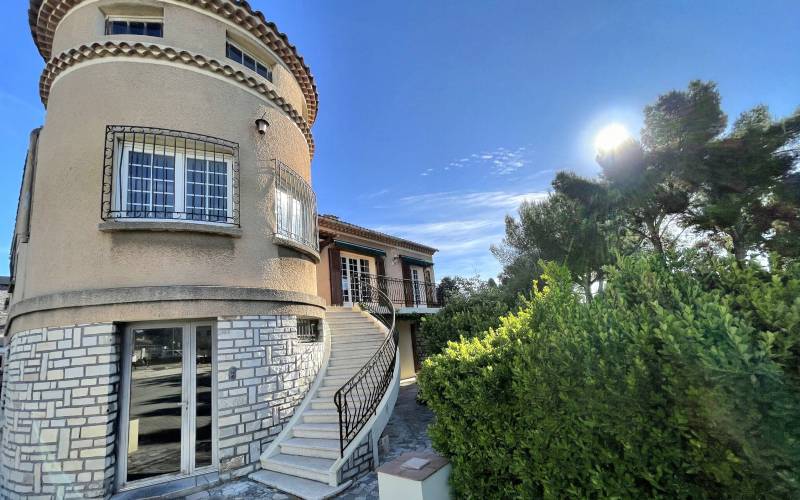Haut de villa avec jardin privatif ou bureau professionnel à vendre par notre agence immobilière 