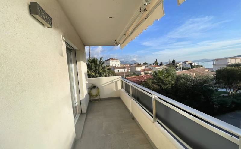 Appartement rénové avec terrasse et vue mer à vendre à proximité de la Corniche Georges Pompidou