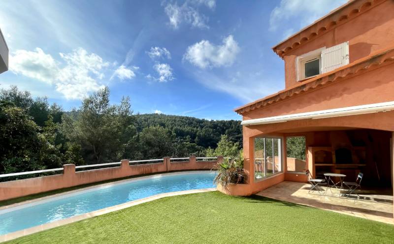 Maison de charme avec piscine et garage à vendre par notre agence immobilière Papazian-Chovelon sur le littoral seynois