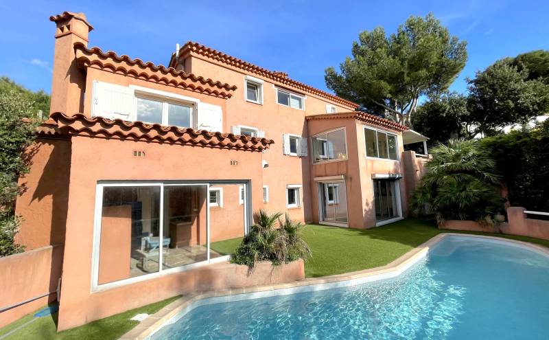 Propriété traditionnelle des années 80 réhabilitée à vendre dans le quartier de Fabregas à La Seyne-sur-Mer