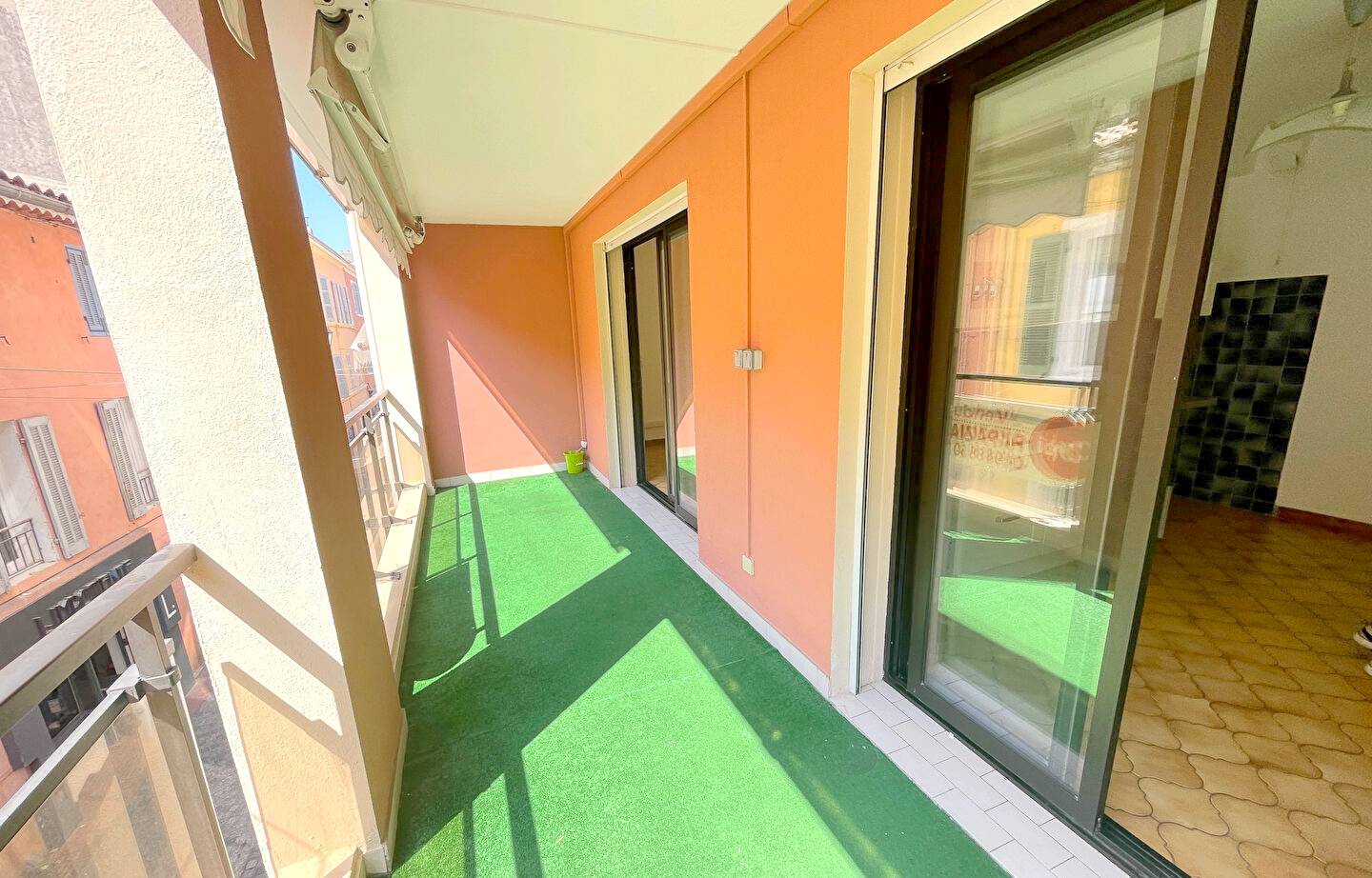 Appartement avec terrasse à vendre dans le centre-ville piétonnier de Sanary