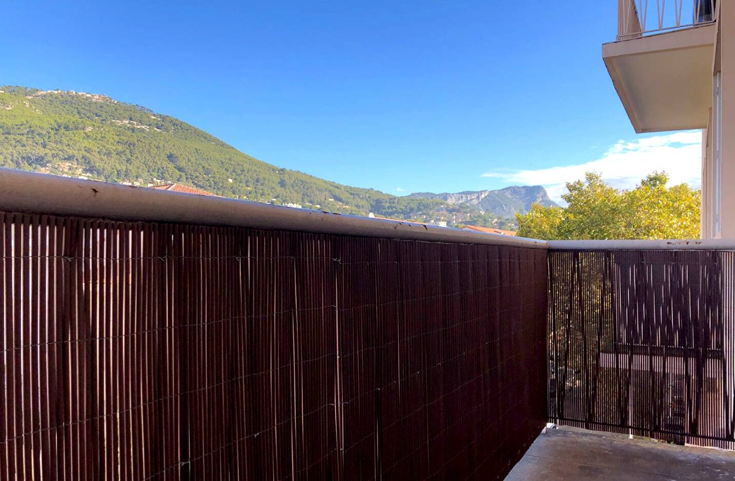 Appartement avec balcon offrant un joli panorama sur les collines de Toulon