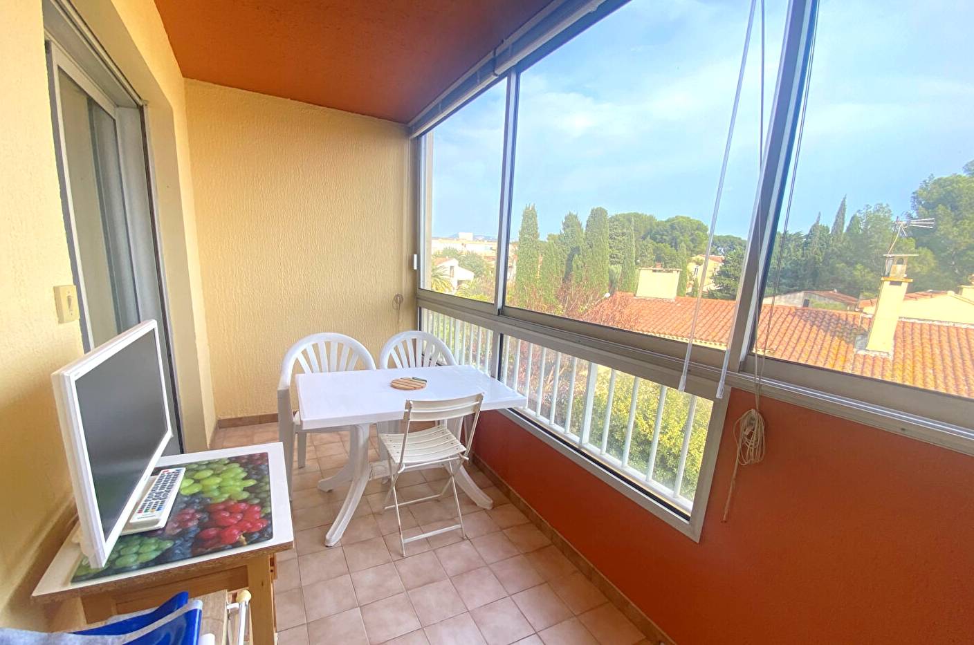 Appartement avec terrasse à vendre à proximité de l'Avenue de la Corniche du Soleil à Sanary