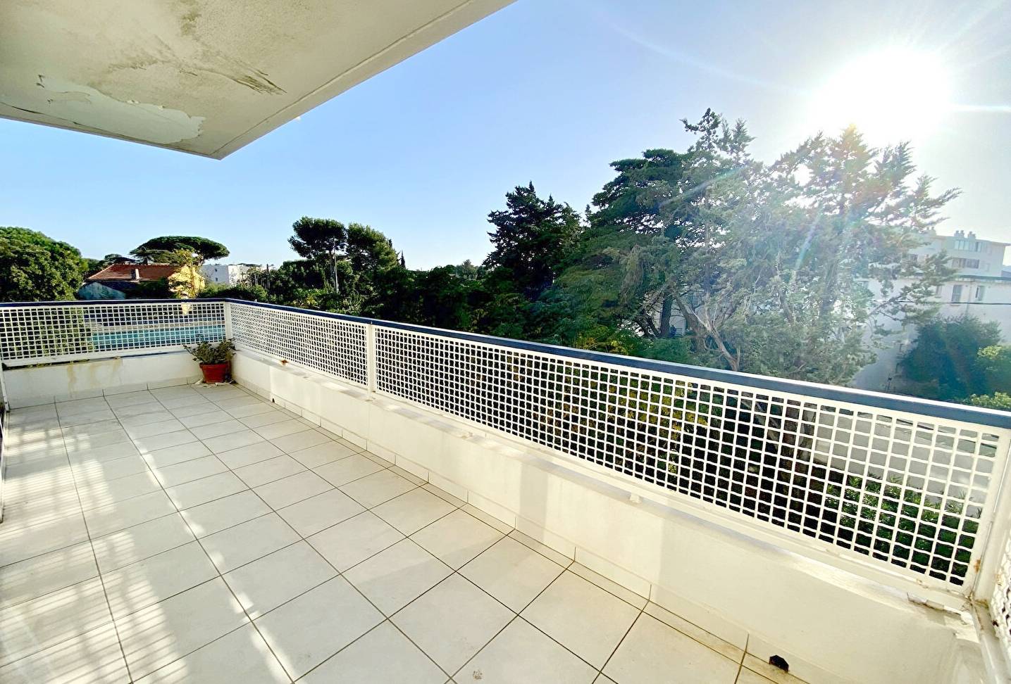 Appartement avec grande terrasse à rénover à vendre à Mar Vivo (La Seyne)