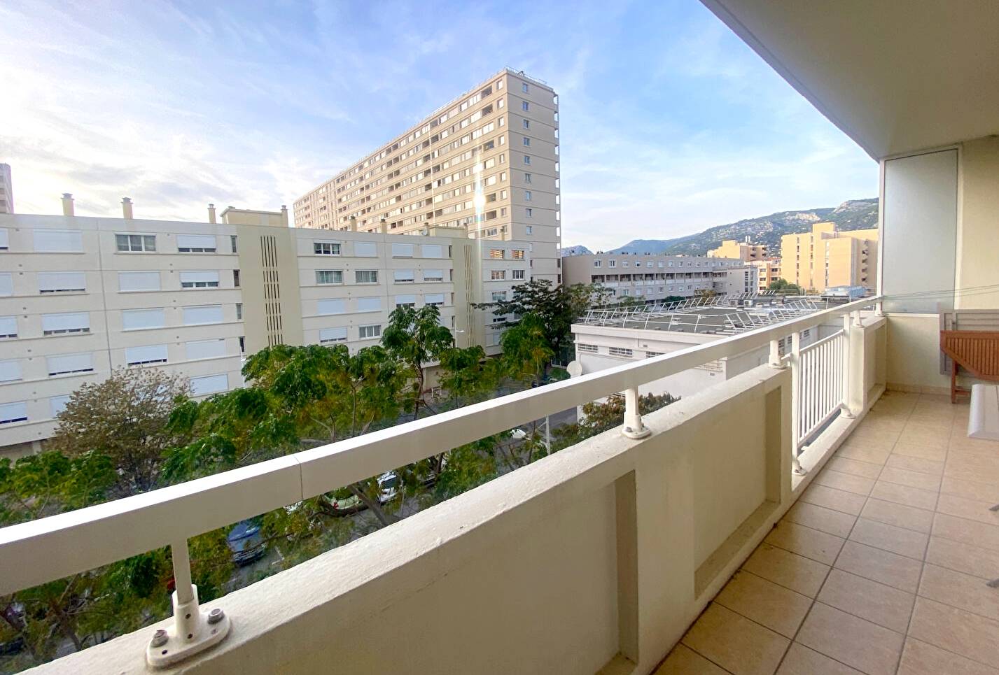 Grand appartement trois pièces avec terrasse à vendre par agence immobilière à Toulon