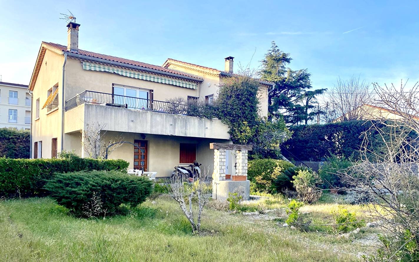 Villa individuelle avec garage et jardin à vendre dans le vieux Mar Vivo à La Seyne-sur-Mer